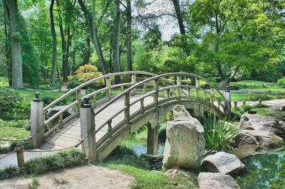 Blick auf eine Brücke in einem Garten