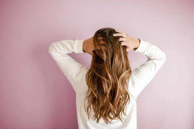 Eine Frau fasst sich in die Haare