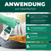 Eine Hand sprüht Silberkraft Flohspray auf das Fell eines Hundes.