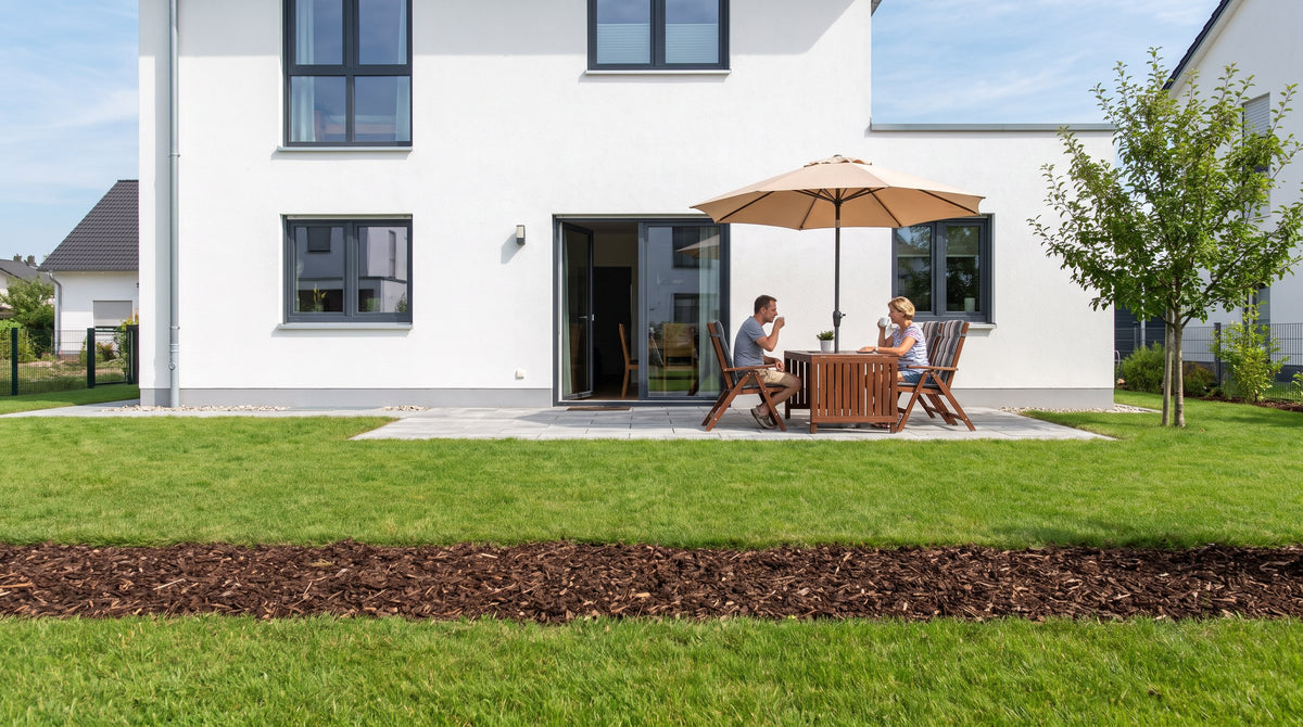 Garten ohne Hecke (Sommer) mit freiem Blick auf die Terrasse der Nachbarn – KI-Visualisierung