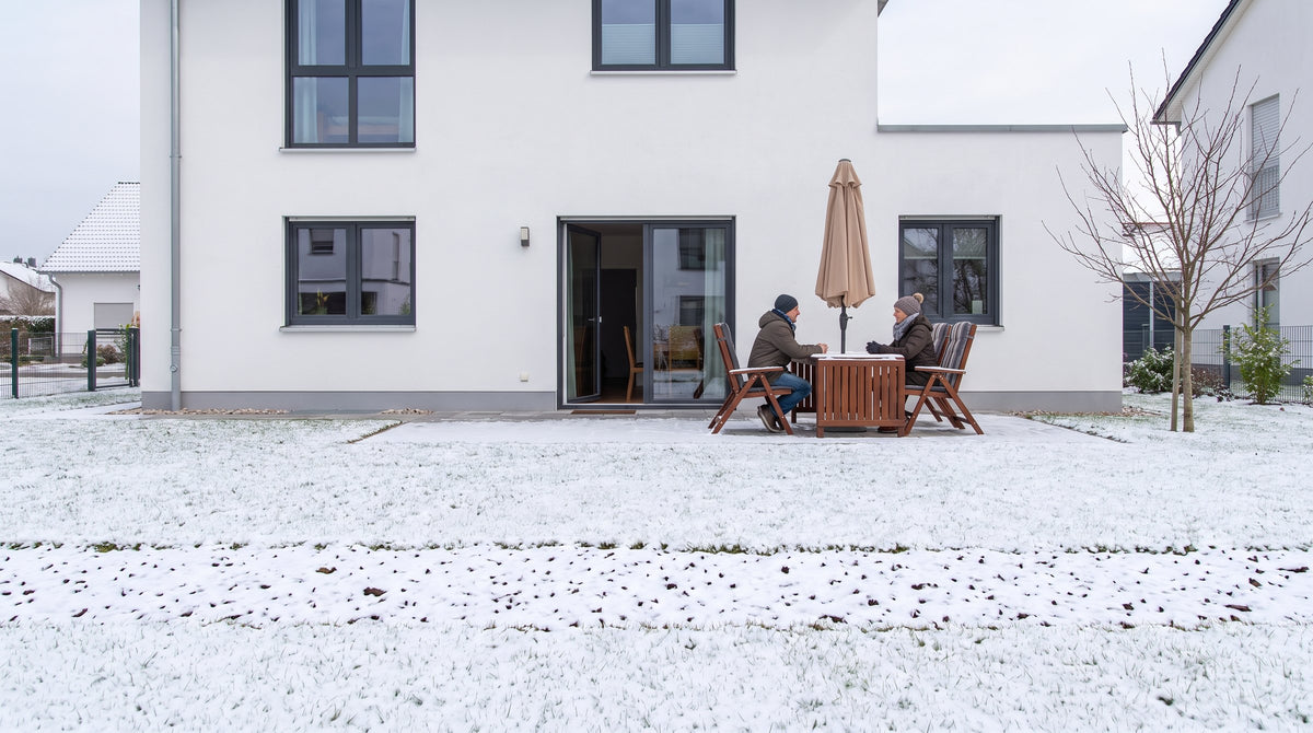 Garten ohne Hecke (Winter) mit freiem Blick auf die Terrasse der Nachbarn – KI-Visualisierung