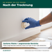 Probenahme an der sanierten, trockenen Wand mit Handschuhen